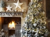 Decoración de Navidad plateada: árbol y chimenea vintage