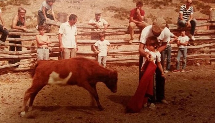 Cayetano Rivera comparte una foto de niño toreando en defensa de su hermano